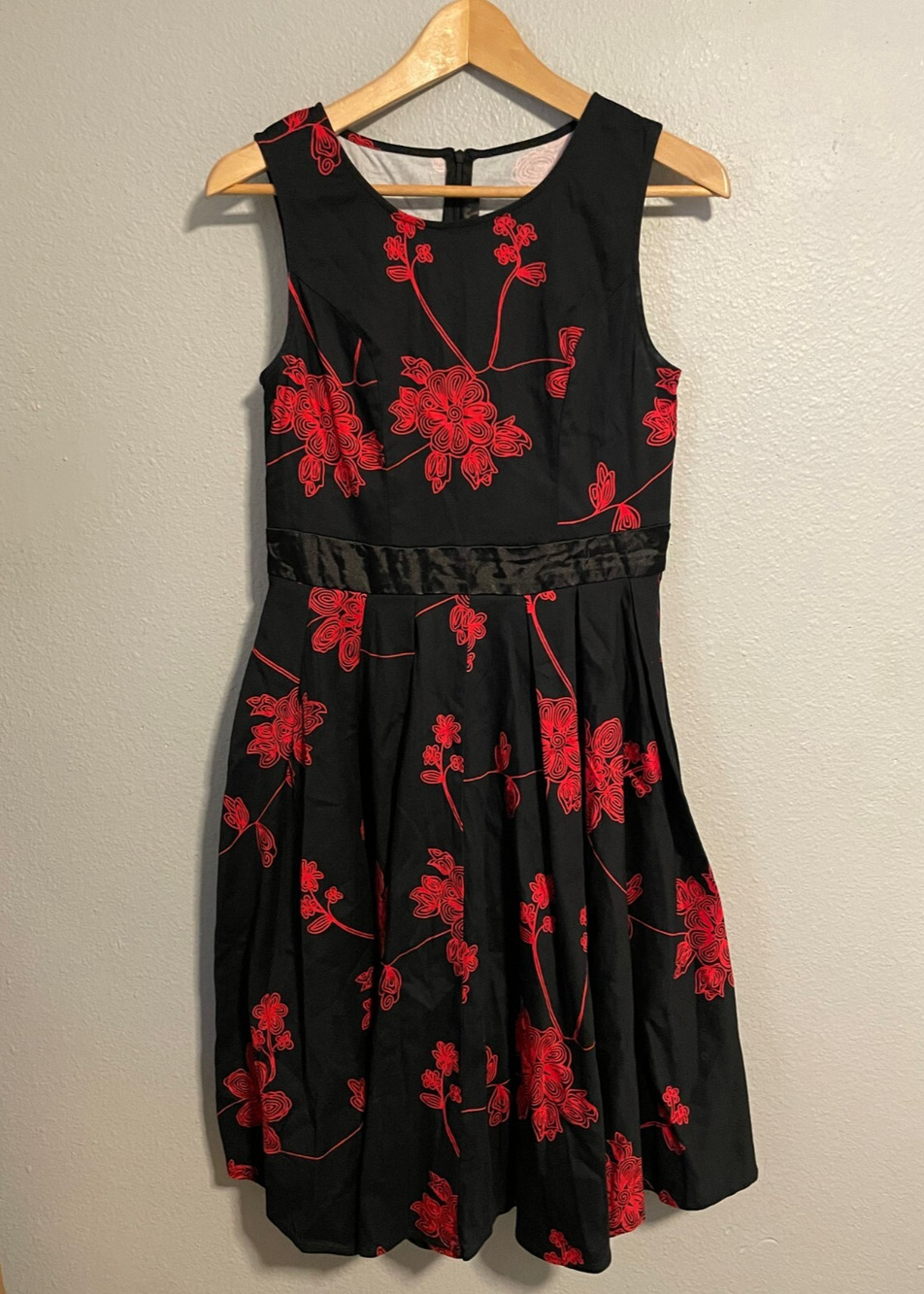 Womens Midi Dress Medium Black Red Floral Pleated Rockabilly Whimsigoth Romantic